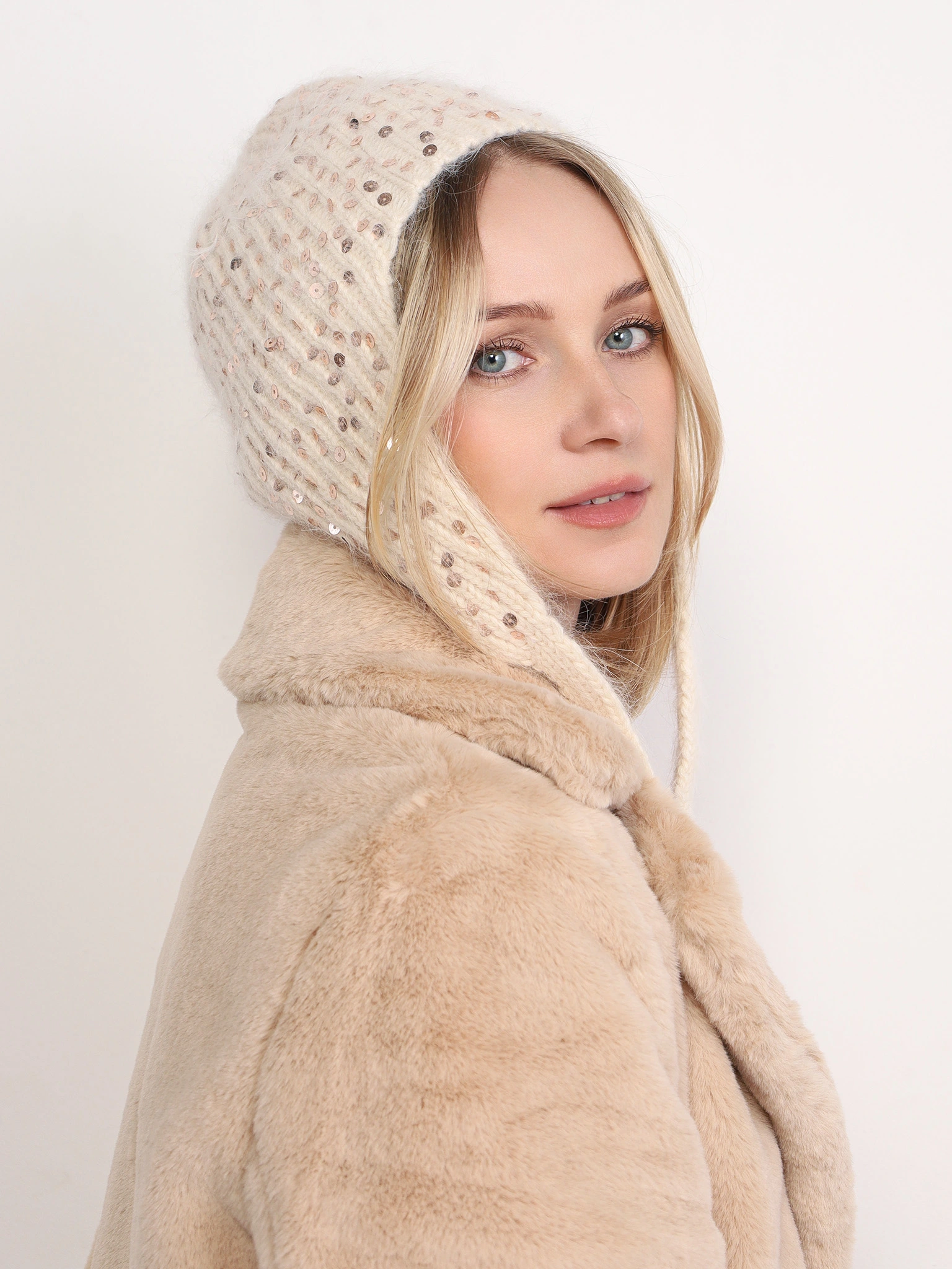 Шапка-ушанка с пайетками в ассортименте